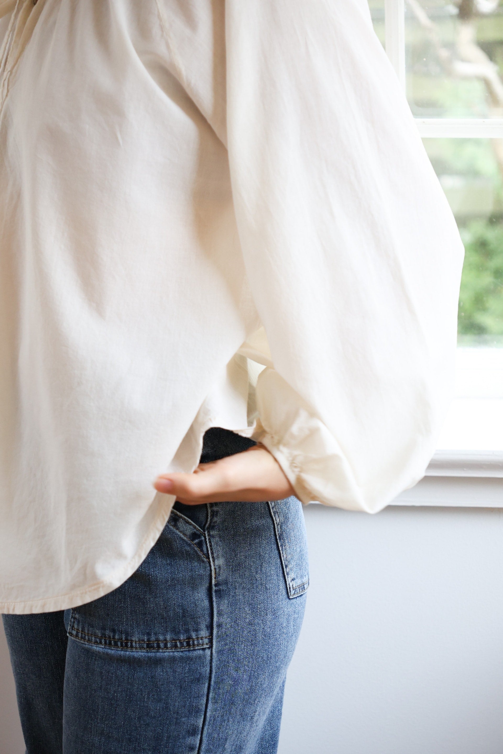 Chemise en dentelle fanée, à l'abri du blanc