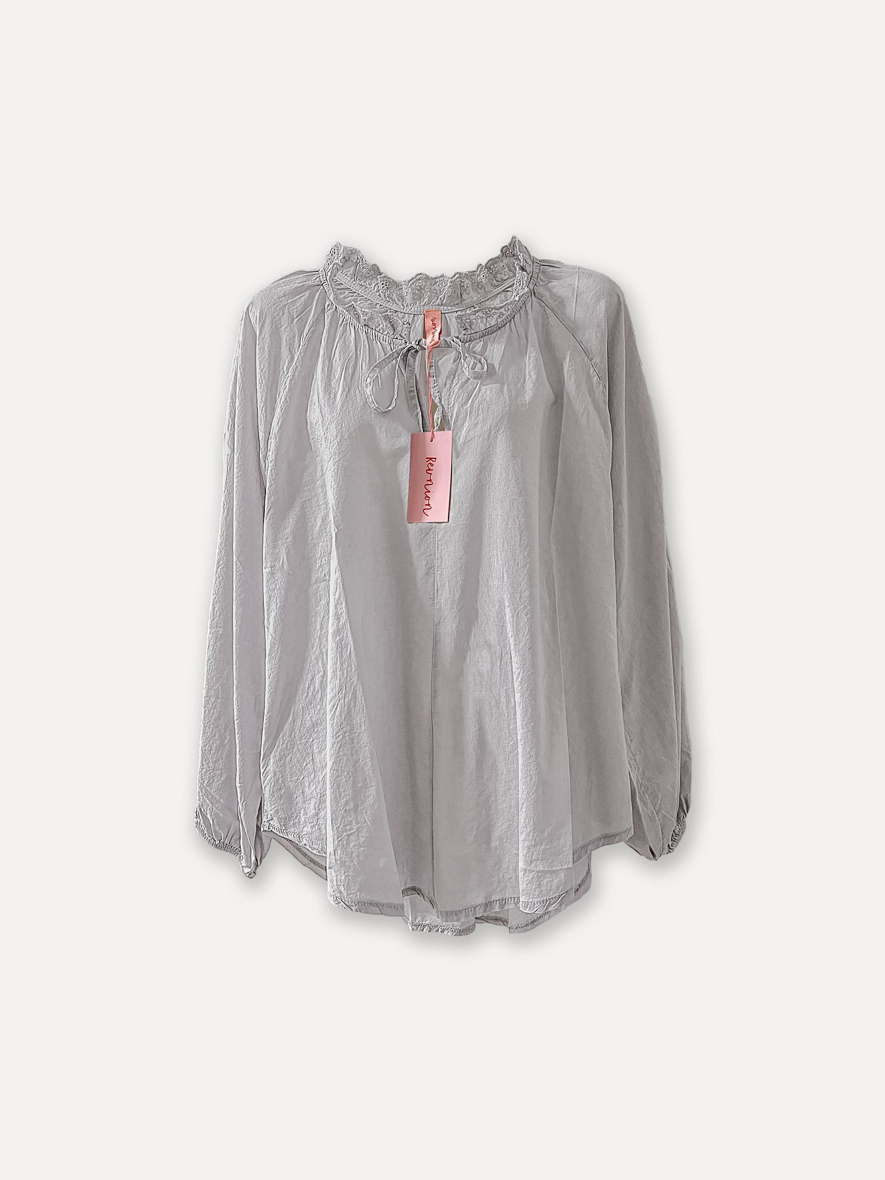 Chemise en dentelle fanée, gris clair